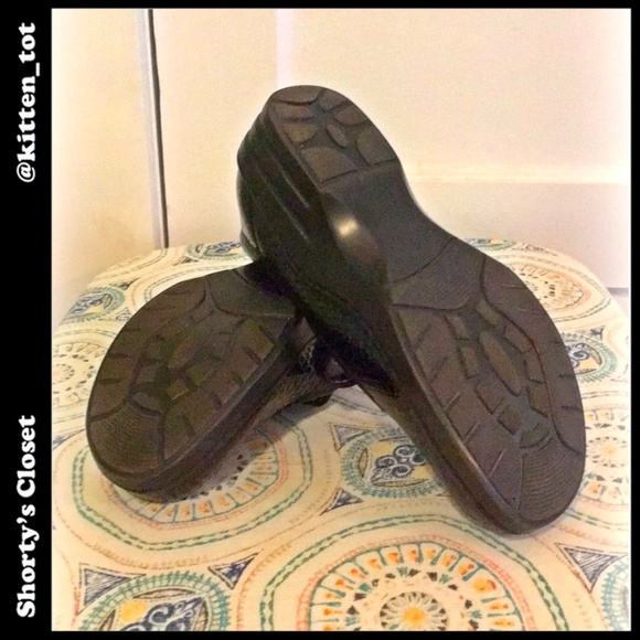 DONATED! EUC comfy black Mary Janes - Picture 2 of 3